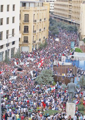 政治に抗議するベイルートの群衆（Reuters）