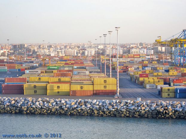 カサブランカ港で輸出を待つコンテナ（al-Hayat）