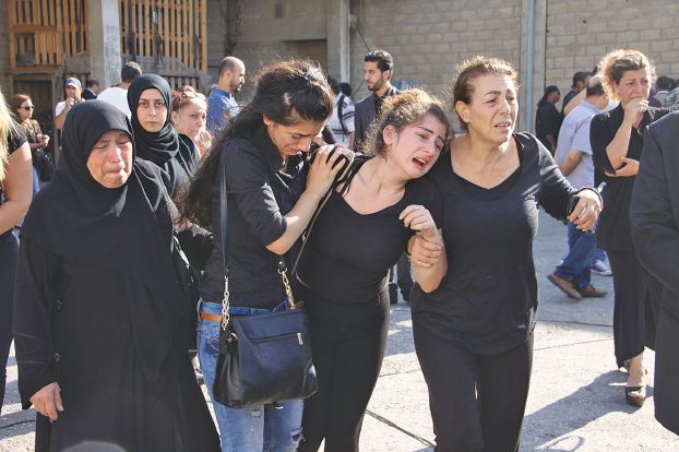 サフワーン家の遺体を出迎える女性たち（Ali Sultan）