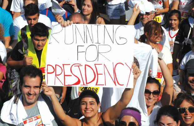 あらゆる政治的メッセージが競い合う（Ali Sultan）