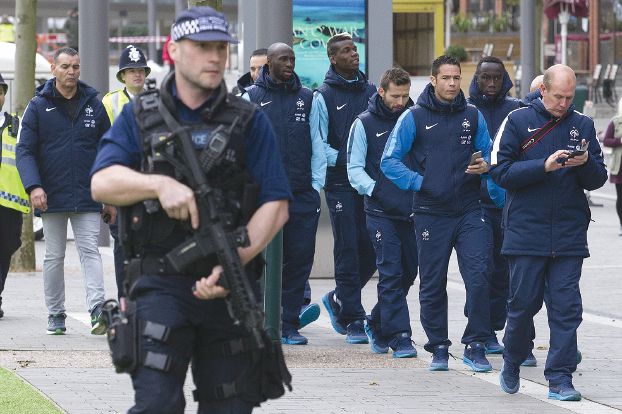 仏チームの朝練を護衛する英国の警備員（AFP）