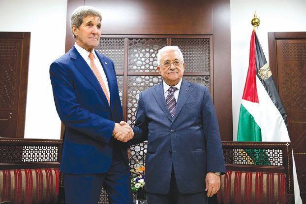 ケリー国務長官を迎えるアッバース大統領（AP）