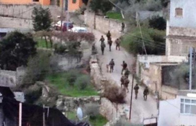 エルサレム付近のカタンナ村に突入するイスラエル国防軍