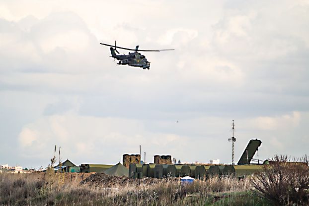 昨日、シリアのハミーミーム基地上空を旋回するロシアのヘリ(AP)