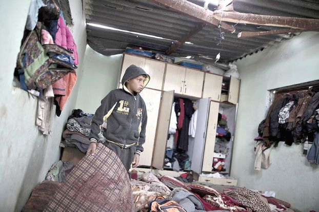 イスラエルのロケット弾で被害を受けた住居（AFP）