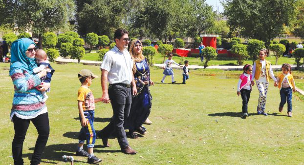 バグダード、アブー・ヌワース通りでヌウルーズを祝う家族ら（AFP）