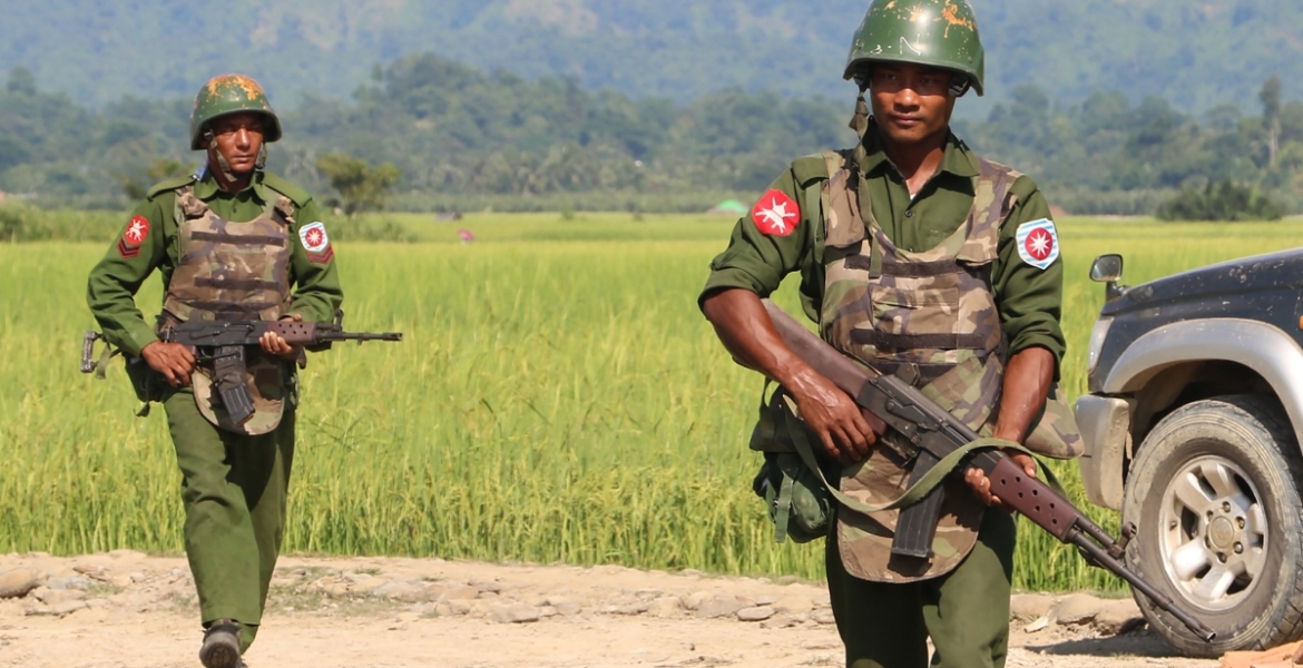 イスラーム教徒民族であるロヒンギャの村をパトロールするミャンマー軍兵士たち（AFP通信より転載）