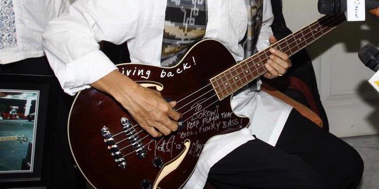 メタリカのベーシスト、ロバート・トゥルージオから贈られたベースを披露するジャカルタ首都特別州のジョコ・ウィドド知事（通称・ジョコウィ、写真：右）（2013年5月3日金曜日、ジャカルタ州庁舎）