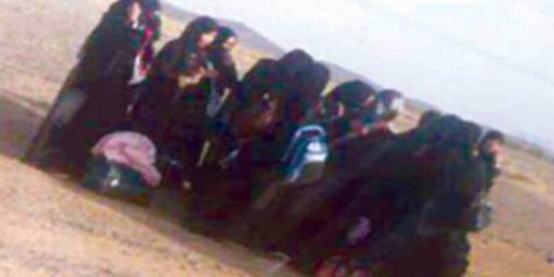 密輸業者に欺かれ、人里離れたリヤドとメッカの間の地域で途方に暮れる16名のインドネシア出身の家事使用人たち。