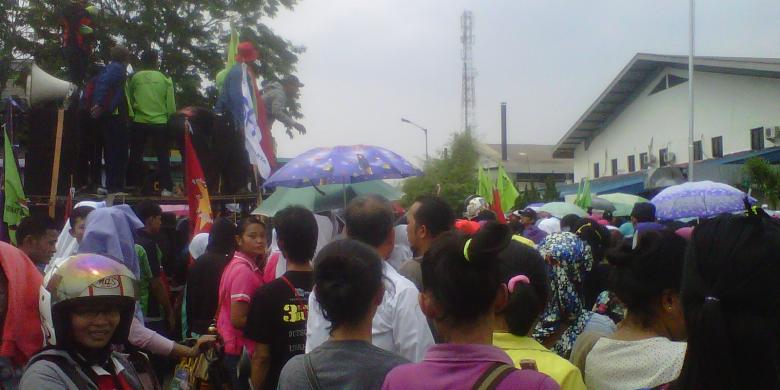 北ジャカルタのチャクンに位置するヌサンタラ保税区でおよそ5万人の労働者が全面的デモ行動に参加（2013年10月31日）、同地区のおよそ100企業体で製造ラインが麻痺した。