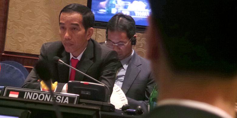 インドネシア大学教授会主催の連続セミナーに出席したインドネシア闘争民主党のメガワティ・スカルノプトゥリ総裁(左）とジャカルタ首都特別州のジョコ・ウィドド州知事（右）（2013年11月30日）