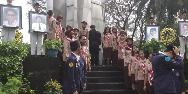 12日、西ジャカルタ市のトリサクティ大学Ａキャンパス内にある1998年5月12日暴動の慰霊碑に献花する参列者ら。