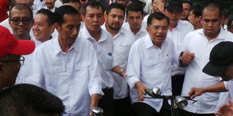 5月19日、メガワティ・スカルノプトゥリ党首宅から、正副大統領候補として選挙管理委員会に自転車で出馬登録に赴くジョコ・ウィドド氏とユスフ・カラ氏