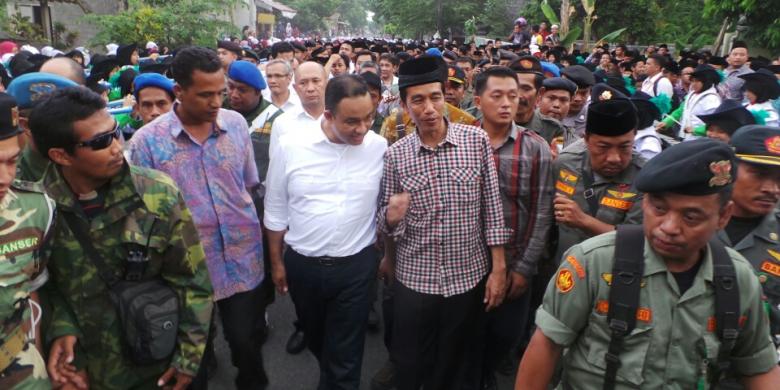 ジョグジャカルタ特別州スレマン県パンダナランのイスラム寄宿舎を訪問する大統領候補のジョコ・ウィドド氏（チェックシャツ着用）とスポークスマンのアニエス・バスウェダン氏（白シャツ着用）