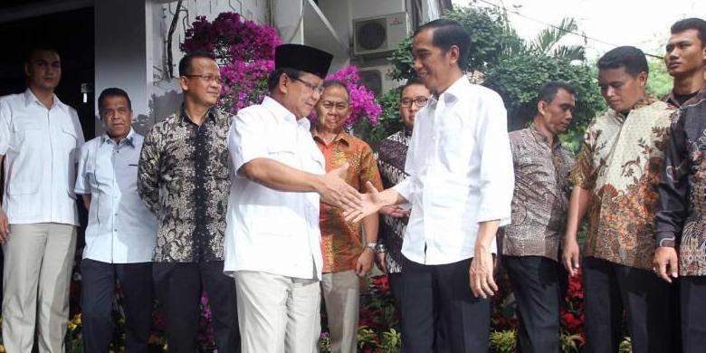 去る17日、大統領選で戦ったプラボウォ・グリンドラ党党首のもとを訪れたジョコ次期大統領。ジョコ氏はプラボウォ氏を来る20日の大統領就任式に招いた。