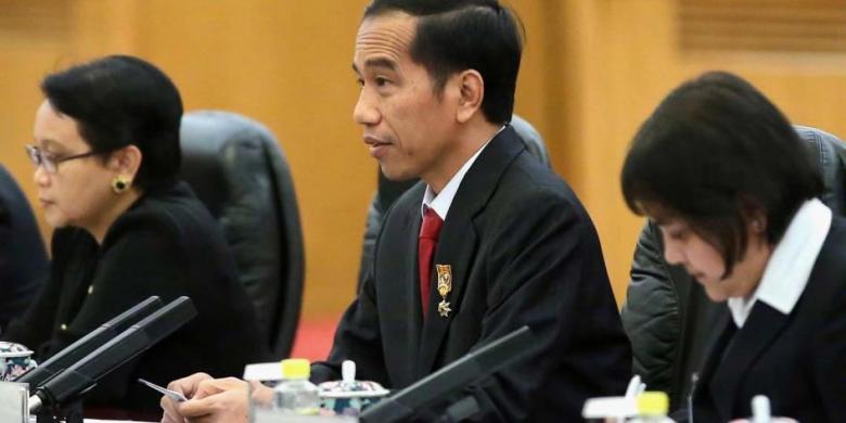 去る3月26日、北京の人民大会堂における歓迎式典ののち、中国の習近平国家主席との会見の席で語るジョコ大統領。