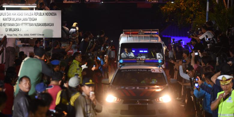 4月29日未明、死刑執行の後に、ヌサカンバンガン重刑務所から出る薬物事犯死刑囚たちを運ぶ救急車両。