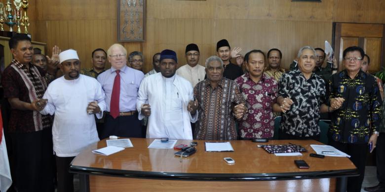 トリカラ県カルバガにおいて、ある集団がiイスラム教礼拝所に放火した事件に移管を表明するパプア州の宗教指導者ら。