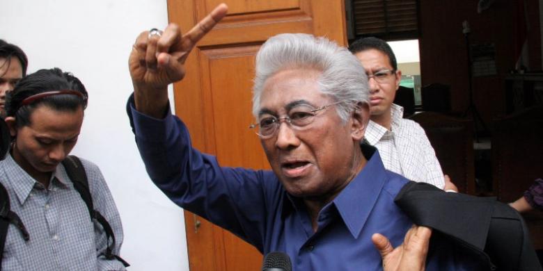 司法と税金に関するマフィア疑惑で容疑者となったガユス・ハロモアン・パルタハナン・タンブナン氏の弁護人を辞退するベテラン弁護士・アドナン・ブユン・ナスティオン氏（2010年10月11日）