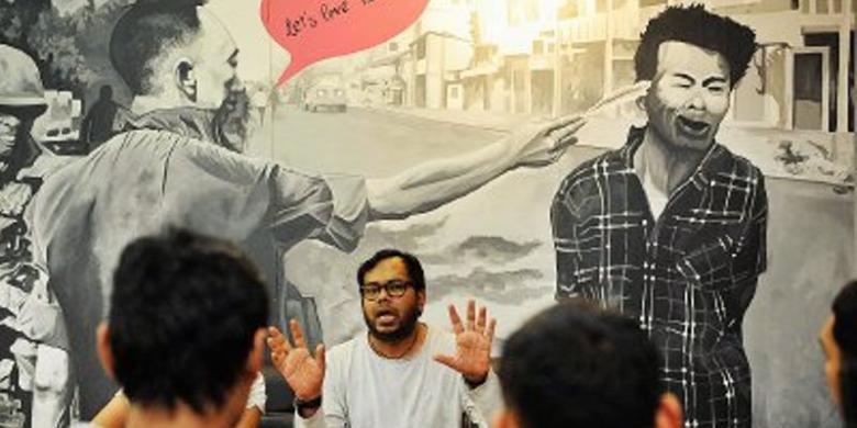 KONTRASの事務所で刑法及び刑事訴訟法の法案を批判する、KONTRASのハリス・アズハル代表