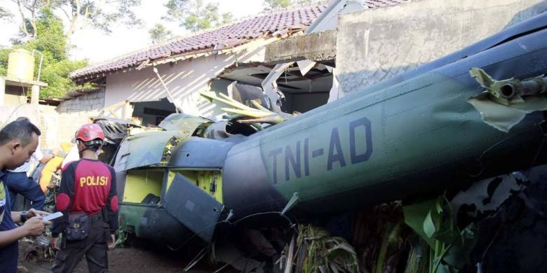 スレマン県カラサン郡タマンマルタニ村のコワン地区のインドネシア陸軍ヘリの墜落現場（7月８日）