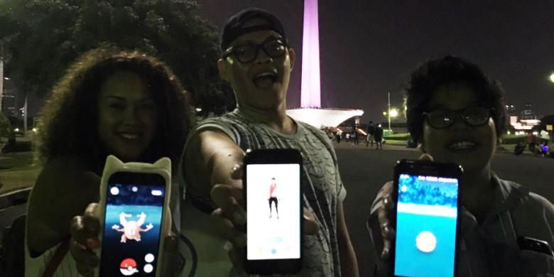 独立記念塔近くでポケモンGOをプレーするデイシャ・レナ（26）、アリコ・アフマド（28）、エドナ・タリガン（28）の3人