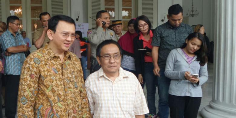 ジャカルタ州庁舎で市民と写真に写るバスキ州知事