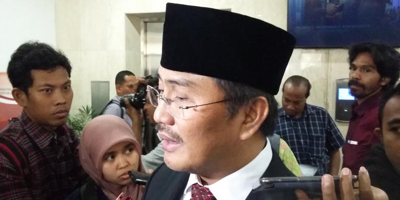 2015年10月9日、中央ジャカルタの総選挙査問委員会にて取材を受けたジムリー・アッシディキ元憲法裁判所長官