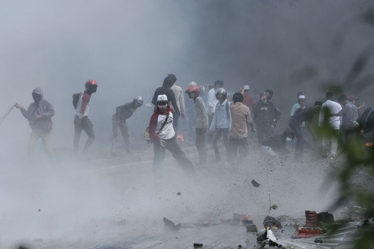 ジャカルタ市内で発生した暴動で投石する暴徒