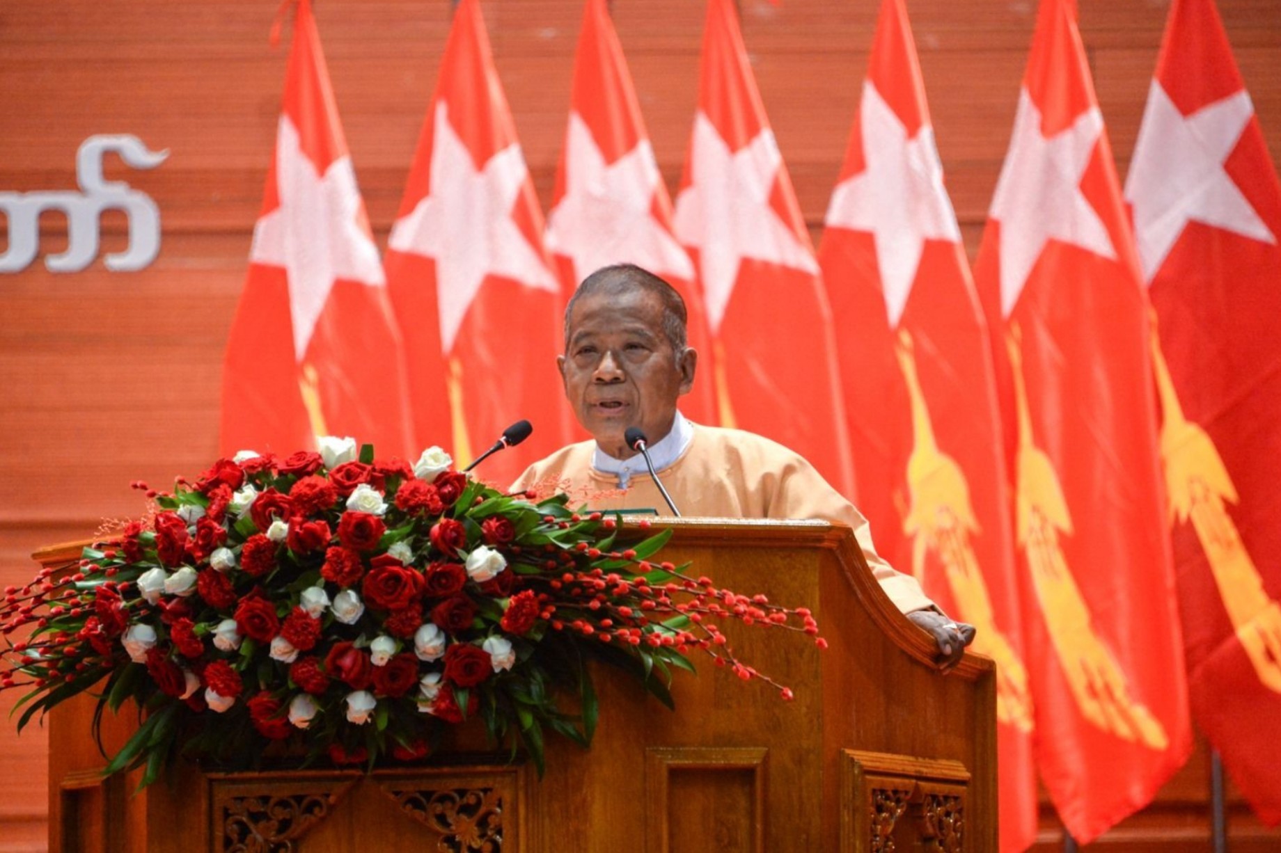 ネーピードー国際会議中央局において行われた国民民主連盟(NLD)党の2020年選挙前の会議で演説するドクター・ゾーミンマウン(写真EPA)