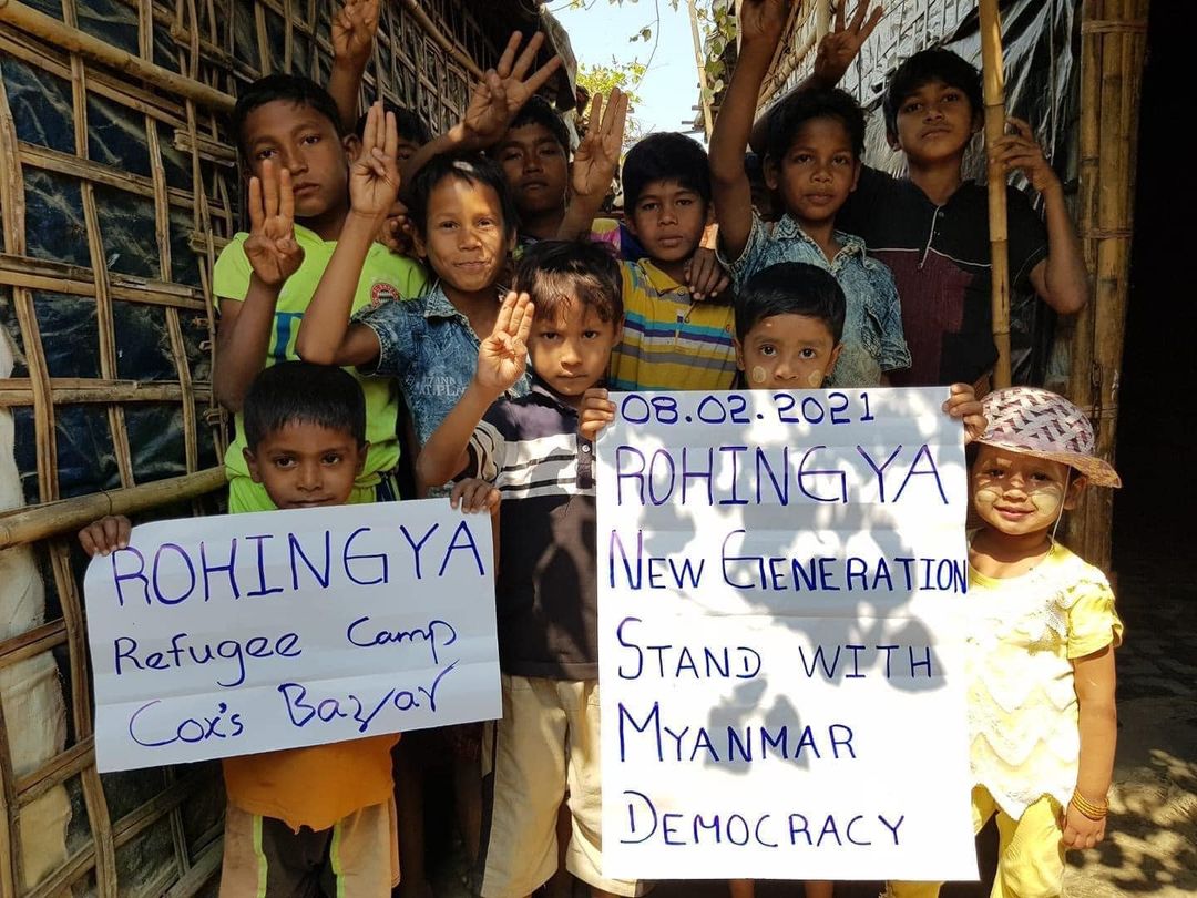 難民キャンプのロヒンギャが国内の革命支持を表明している様子（写真CJ）