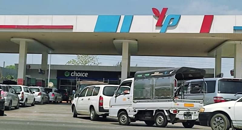 ガソリンの配給のために並ぶ車