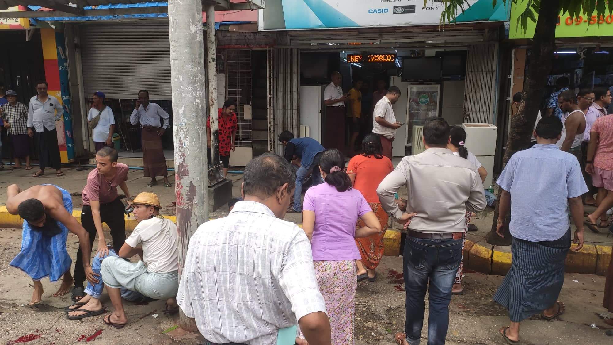 ヤンゴン市チャウタダー区、アノーヤター通りと35番通り（上ブロック）の角にあるバス停で、本日（5月31日）爆弾が爆発した後の光景（写真ーCJ）