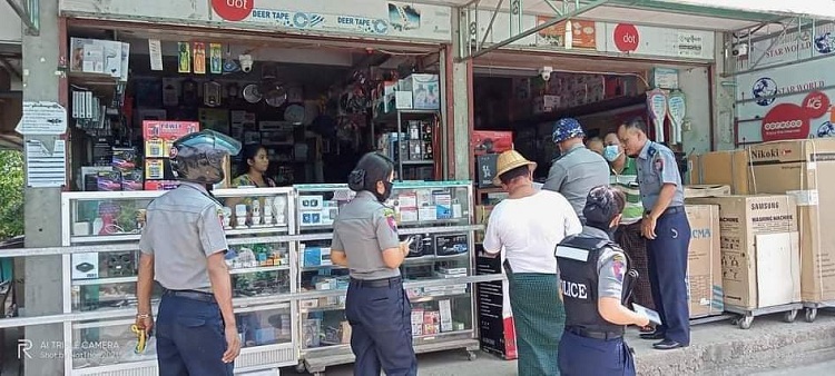 軍評議会関係者が店舗でPSI衛星テレビアンテナを没収する様子