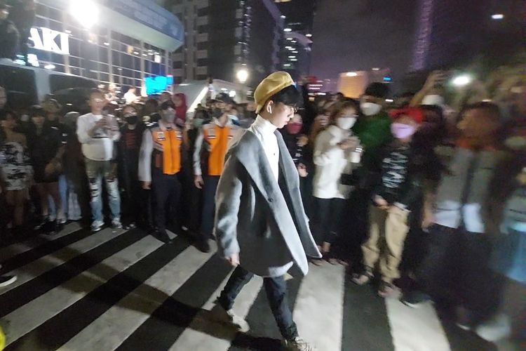 ドゥク・アタス駅の横断歩道を歩くチタヤム・ファッション・ウィークの若者たち