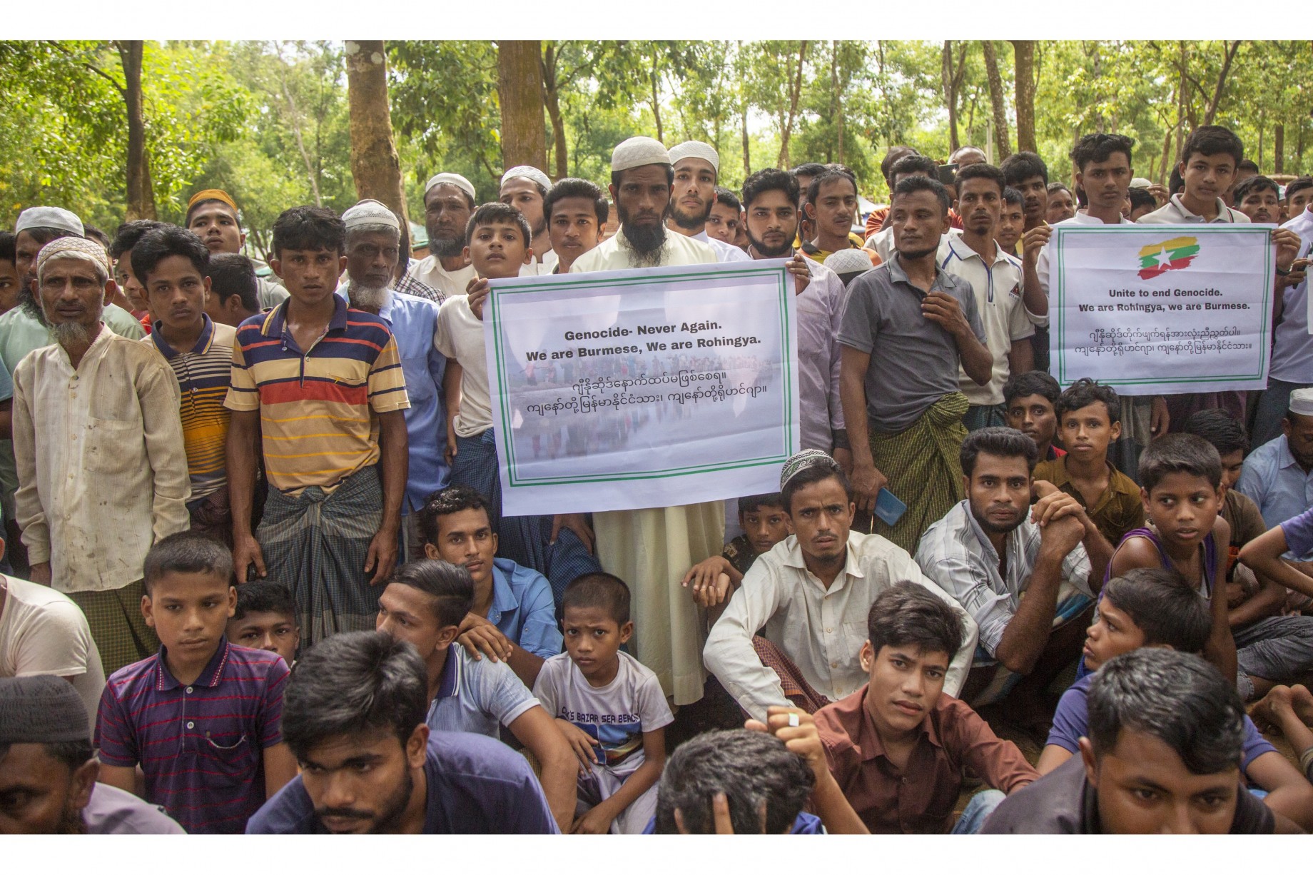 バングラデシュのコックスバザールにあるクトゥパロン難民キャンプで、ラカイン州から避難して5年目の日にデモを行っているロヒンギャに9月25日に会った際の様子　写真‐EPA