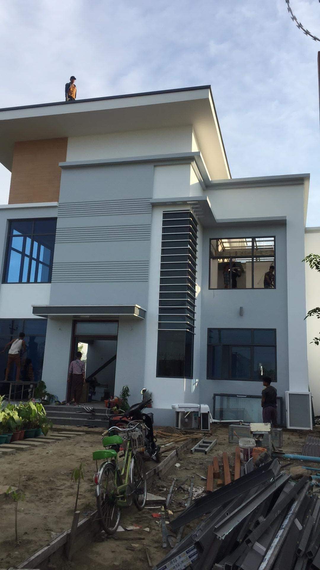 家屋を取り壊さなければならない地区の住民