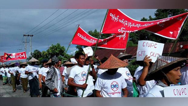 天然ガス計画のため被害を受けた農地を修復することを求め、中国の中国石油天然気集団(CNPC)という会社に対しチャウピュー地元住民がデモを行った様子