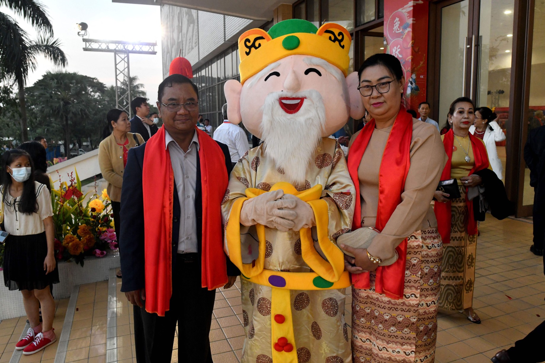 1月21日ヤンゴン市内で開催された中国春節の式典にて、軍評議会報道官で情報省副大臣のゾーミントゥン准将と夫人(写真:AFP via Getty Images)