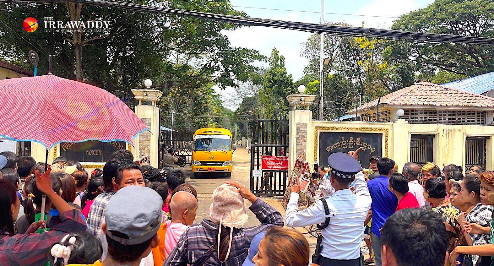 ミャンマー新年のインセイン刑務所前の様子（写真：IRW/CJ）