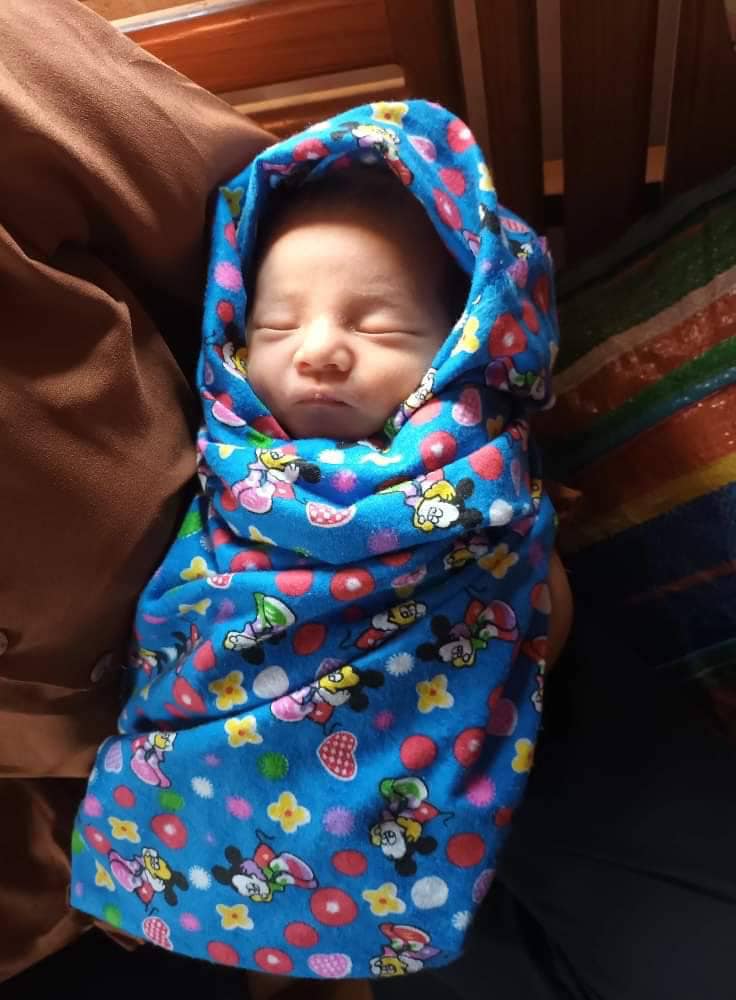 救出できた乳児 写真 - コンヤーザーマウン