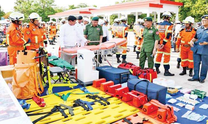 写真　ヤンゴン管区首席大臣ウー・ソーテインがミャンマー消防団本部救助特別部隊の即時対応可能な準備を視察した時