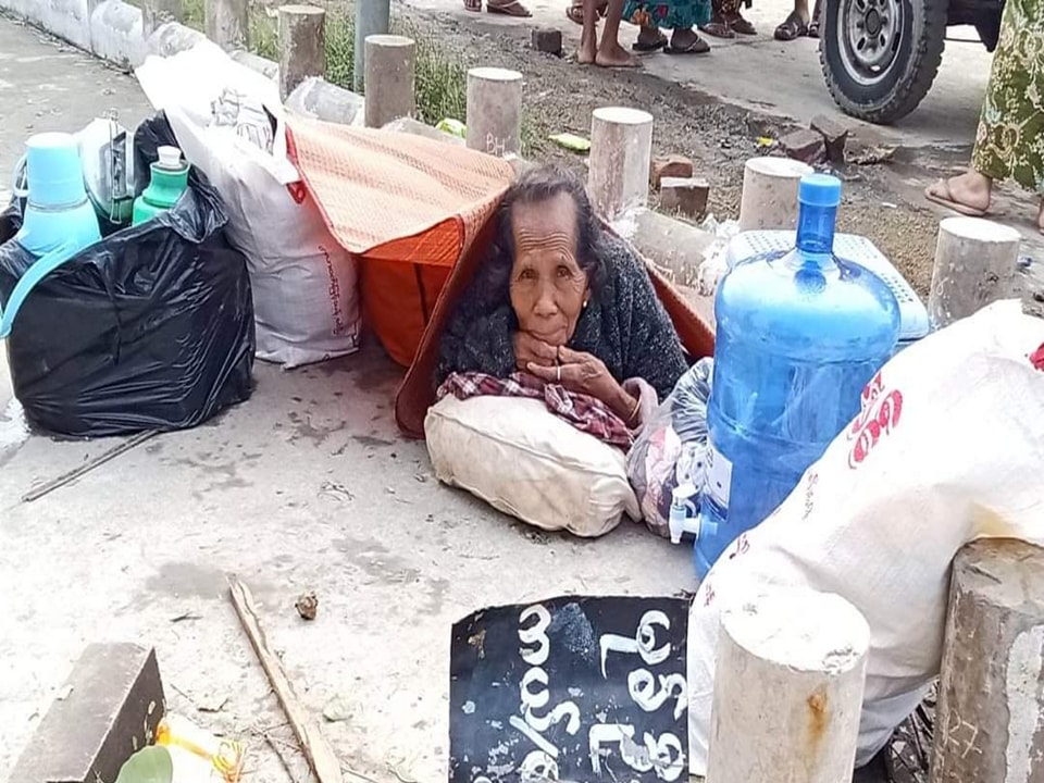 5月14日の強力なサイクロン・モカにより家を失ったシットウェ地域の老婆。5月15日撮影。写真：ウエスタンニュース