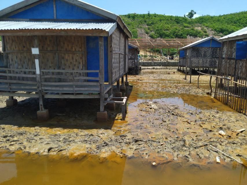 新しい土地で浸水が起きているため、難民が移動することを望んでいない（写真：ウエスタンニュース）