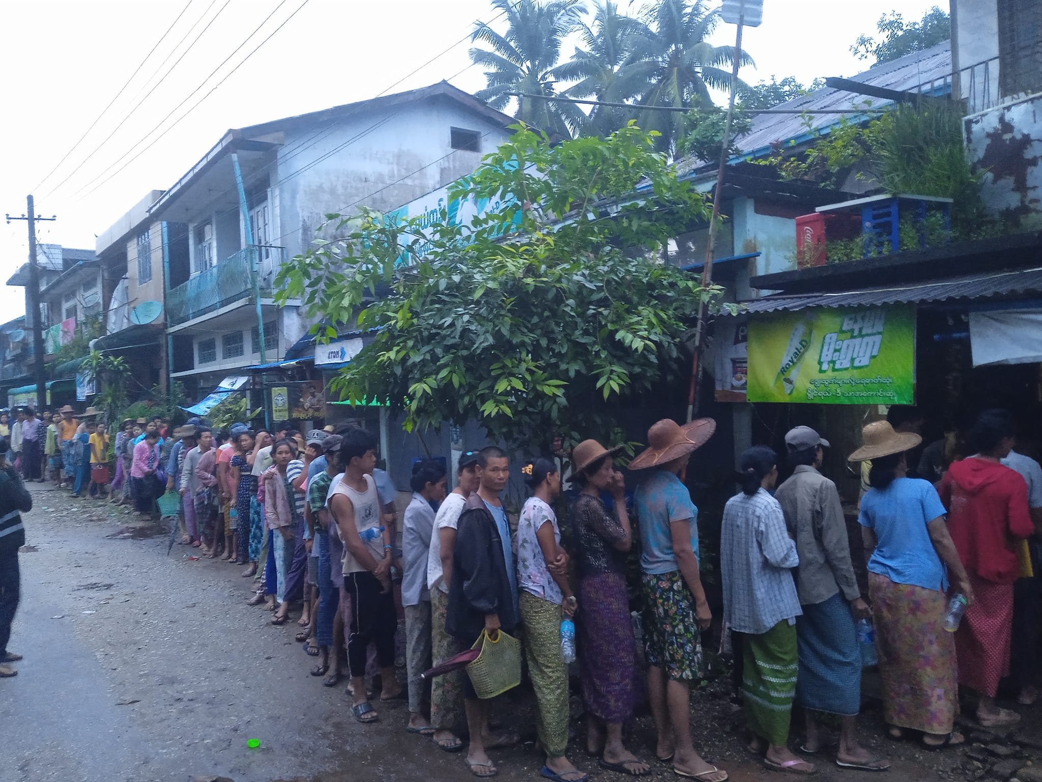 エーヤーワディ管区エインメー市エインメージー地区でパーム油を並んで購入している住民。9月5日