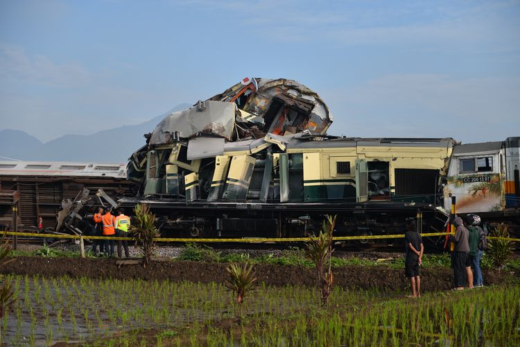 去る1月5日、西ジャワ州バンドンのチチャレンカで、地方列車バンドンラヤがトゥランガ号と衝突した光景を多くの住民が目撃した。現在も、職員は事故原因の特定と、負傷者と死者を含む犠牲者の確認に当たっている。