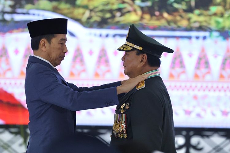 東ジャカルタの国軍本プラブォウォ国防大臣に名誉将軍の称号を授与するジョコ大統領