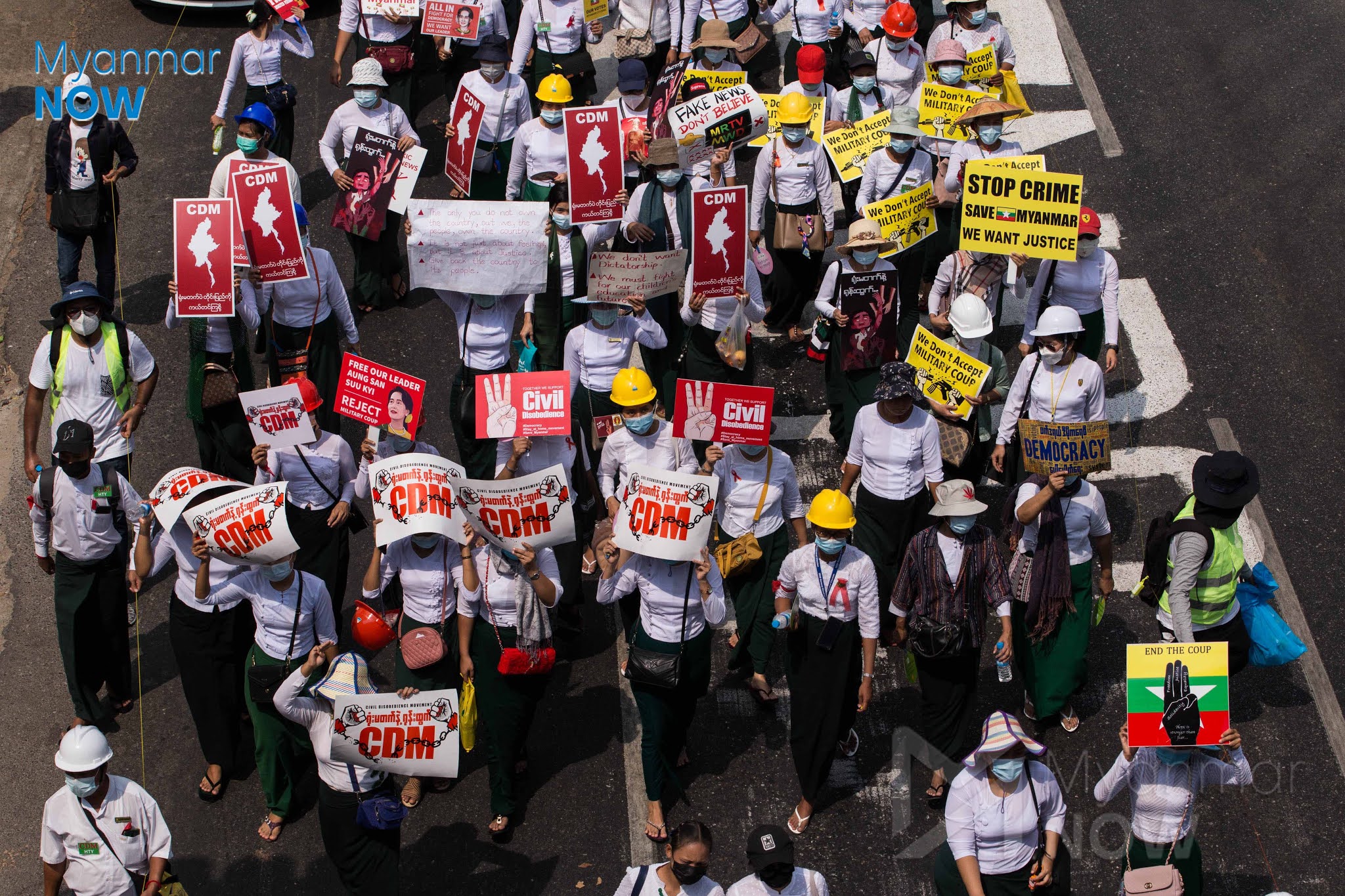 クーデターに反対する教員ら。2021年2月19日、ヤンゴン