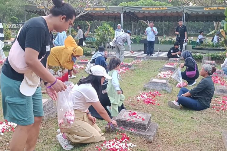 去る5月12日日曜、東ジャカルタ、チパユンにあるポンドック・ランゴン公共墓地で行われた、98年5月の悲劇を振り返る「改革の歩み」