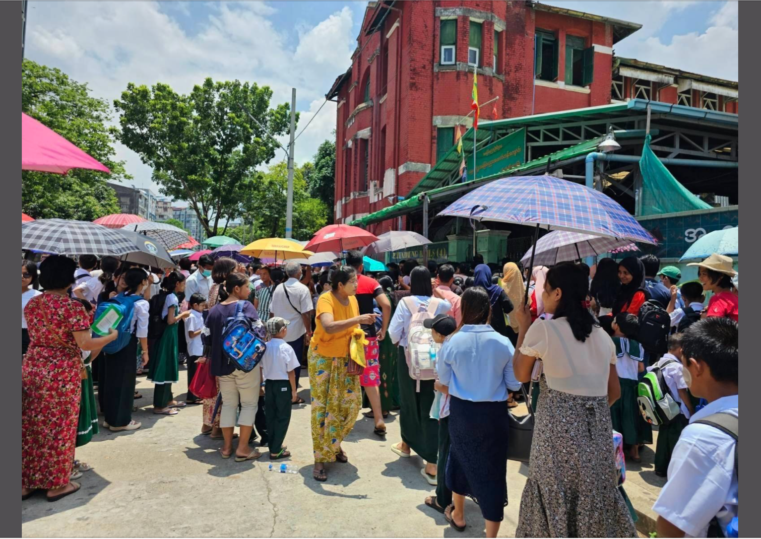 2023年6月1日のヤンゴン地域バズダウン郡区の基礎教育学校の生徒たちの様子